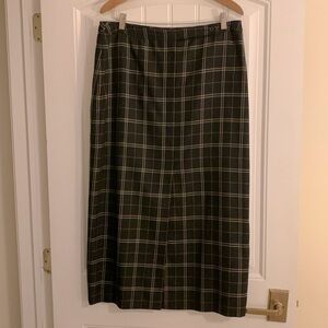 Jones New York Skirt, black plaid lightweight worsted wool, size 14, fully lined